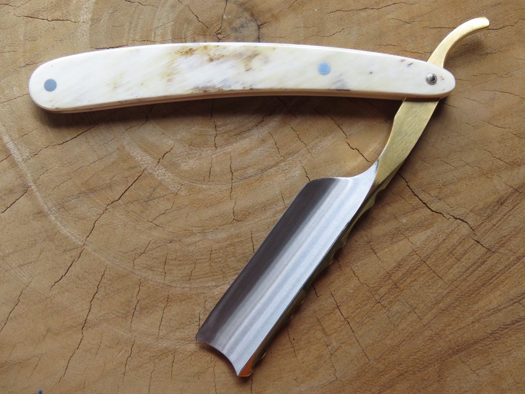 Image of Dovo Straight Razor, Buffalo Horn, 6/8-1