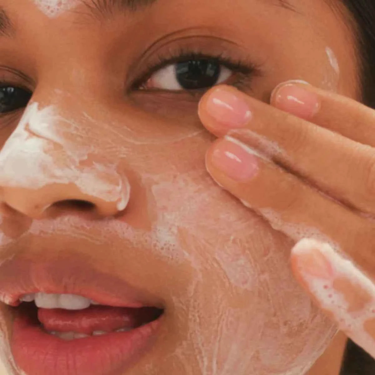 Image of THE FACE SHOP RICE WATER BRIGHT FACE CLEANSER 150 g, glatte und satte Schaumstoffe, sanft und nicht straffend, feuchtigkeitsspendend, K-Beauty, koreanisches Make-up