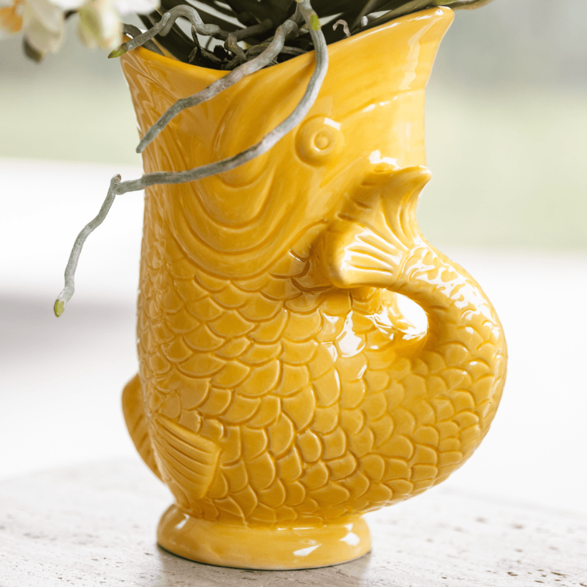 Image of Mediterranean Sunset Geschenkset – Pflanzenset mit weißer Orchidee Lausanne & 2 Sukkulenten – In gelben Ziertöpfen & Korbtablett-1