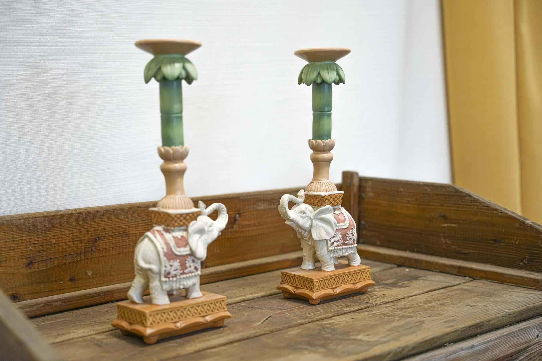 Image of Kerzenständer Elefant Rosa/Grün – Polyresin – 34,5cm – Exotische Deko für Tisch, Sideboard & Fensterbank