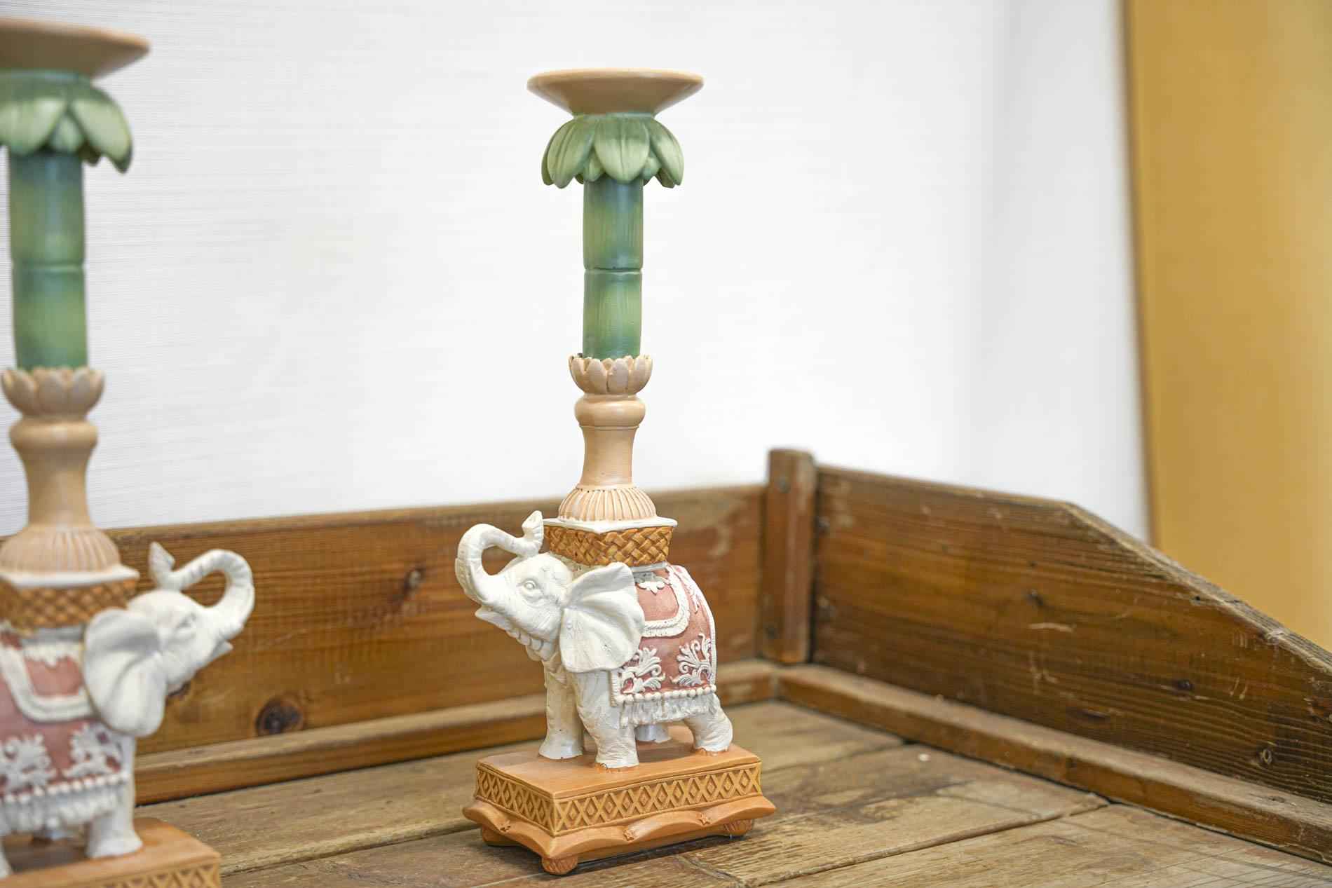 Image of Kerzenständer Elefant Rosa/Grün – Polyresin – 34,5cm – Exotische Deko für Tisch, Sideboard & Fensterbank