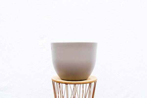 Image of Pflanztopf Eggy – Taupé – D55cm x H43cm – Blumentopf in Ei – Form – Mit Wasserablauf – Für Innen – & Außenbereiche – Dekotopf für Zimmer-1